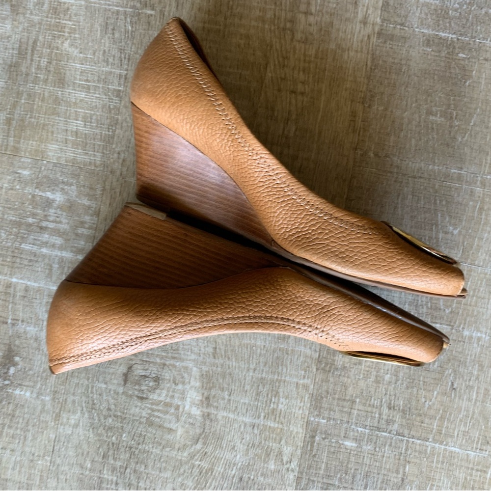 Tory Burch Women’s Selma Open Toe Wedge sandal shoe sz 9.5 beige 2.5” logo - Picture 9 of 15